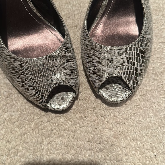 Anne Klein Leather Peep Toe Sling Back Heels 8 Silver - Picture 3 of 7
